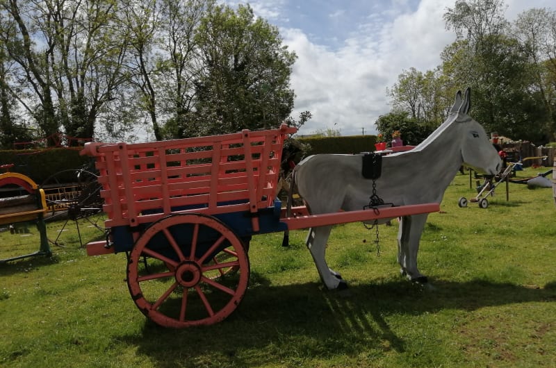 Donkey Cut Out Pulling Pink Wooden Cart Outdoors p7lvta