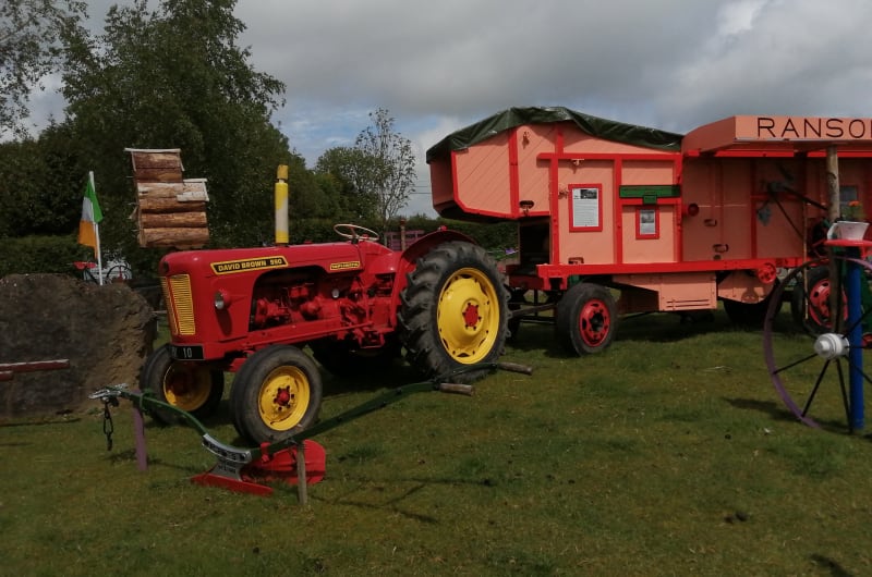 Red David Brown 990 tractor with Ransomes machine nptwyv