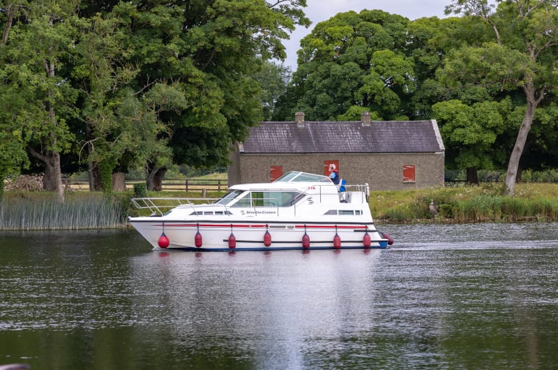 Silverline Cruiser Boat On A River jdwxes