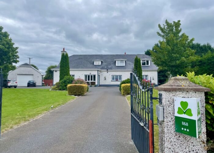 White Irish Bed And Breakfast With Gated Entrance