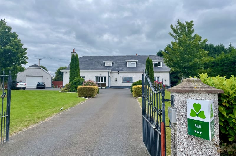 White Irish Bed And Breakfast With Gated Entrance