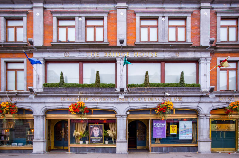 front view of bridge house hotel