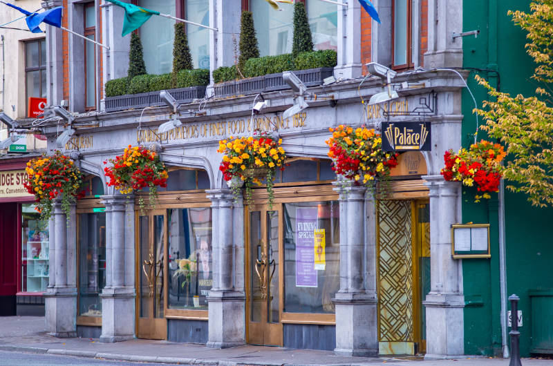 outside view of bridge house hotel