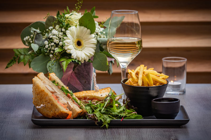 sandwich chips wine flowers