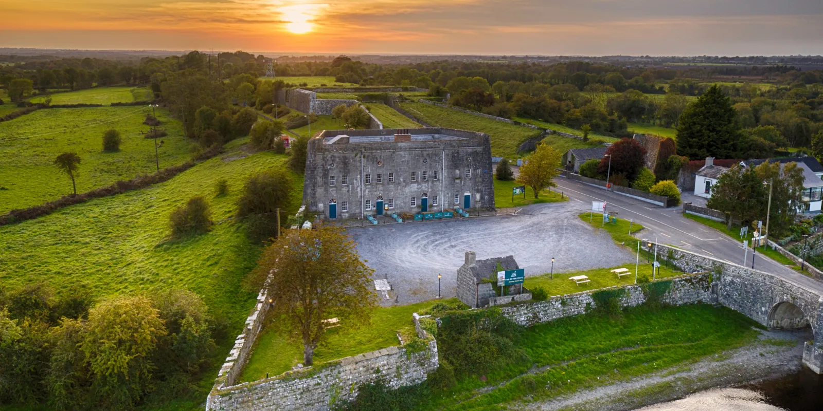 Aerial view of Fort Shannon Glin at sunset iyw9vk