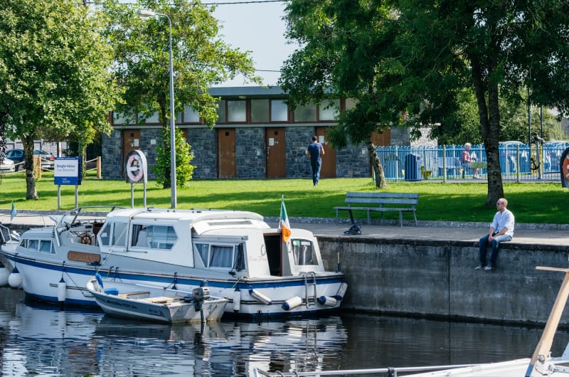 Boat Docked At Banagher Harbour With Sitting Man e9w4tl