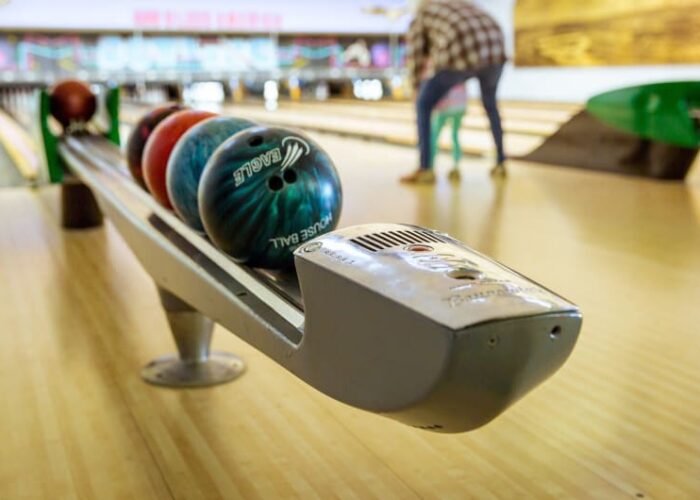 Bowling Balls On Return Rack In Alley tzgdr5