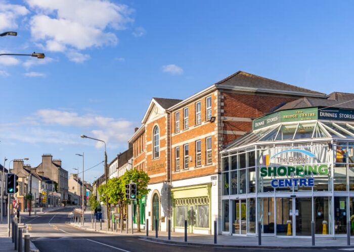Bridge Shopping Centre and Dunnes Stores street scene npx46u