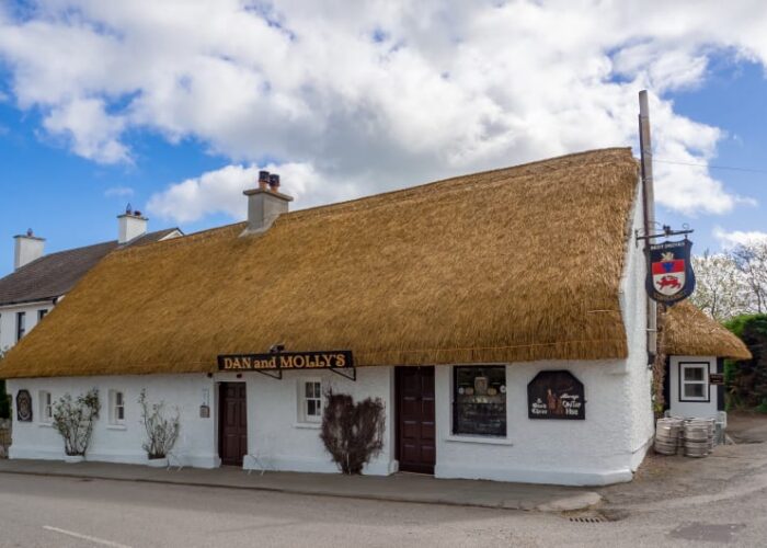 Dan And Mollys Thatched Roof Irish Pub Exterior tc0ezb