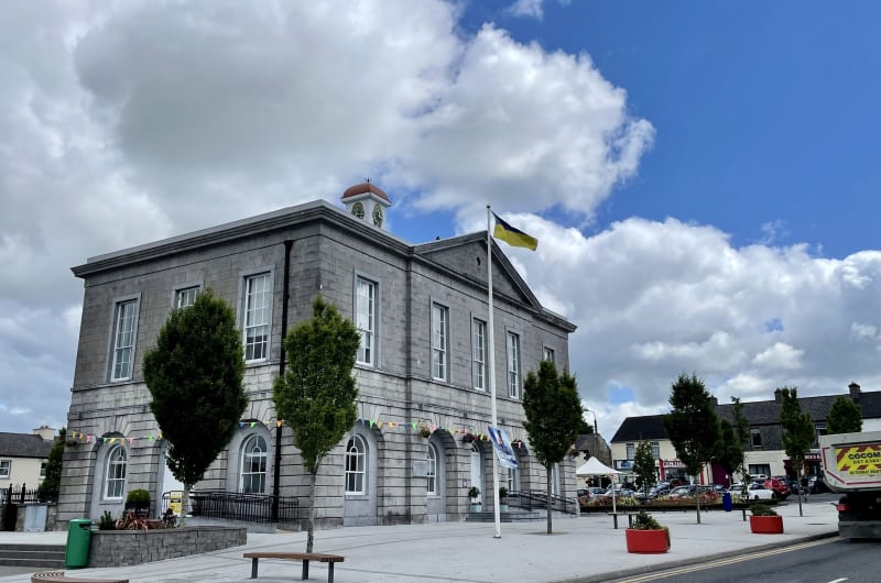 Dunlavin Market House With Ukrainian Flag Flying ixg2zz