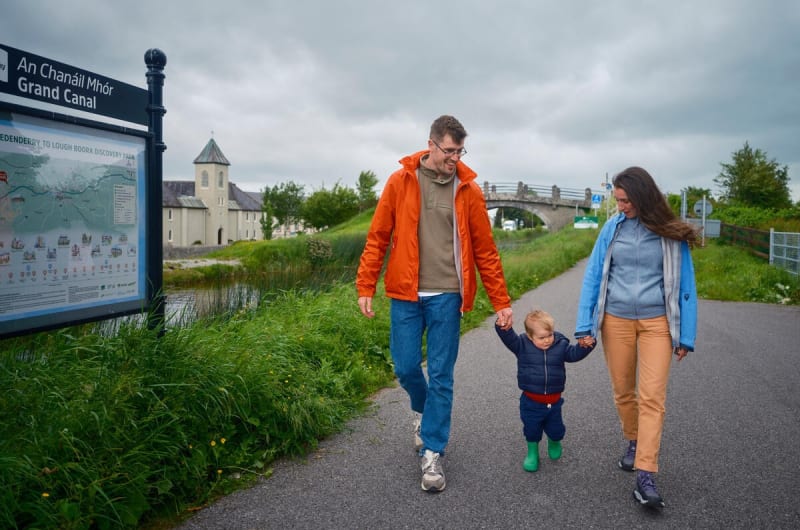 Family Walking In Lough Boora Discovery Park hrkbdn
