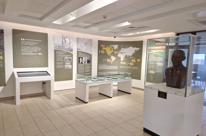 Museum Exhibit On Irish Diaspora With Obama Bust vy7hcw