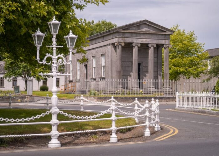 Neoclassical Building With Ionic Columns And White Lamppost yi66dq