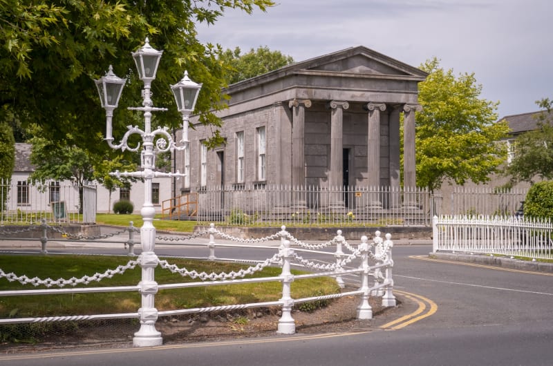Neoclassical Building With Ionic Columns And White Lamppost yi66dq