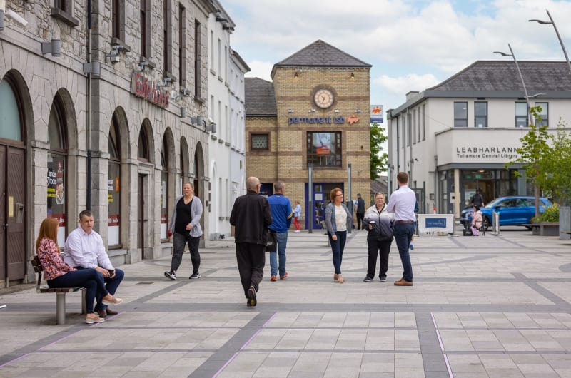 People in Tullamore town centre pedestrian area ngyv6g