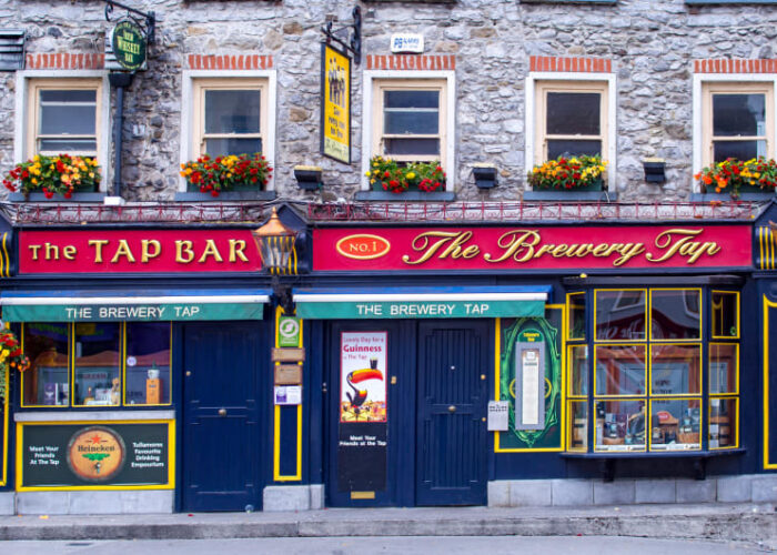 Storefront Of The Brewery Tap And Tap Bar y10ax5