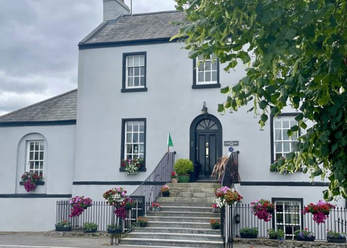The Harbour Masters House with vibrant flower boxes xi9sgj