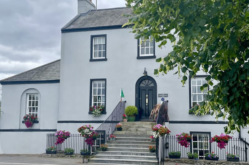 The Harbour Masters House with vibrant flower boxes xi9sgj