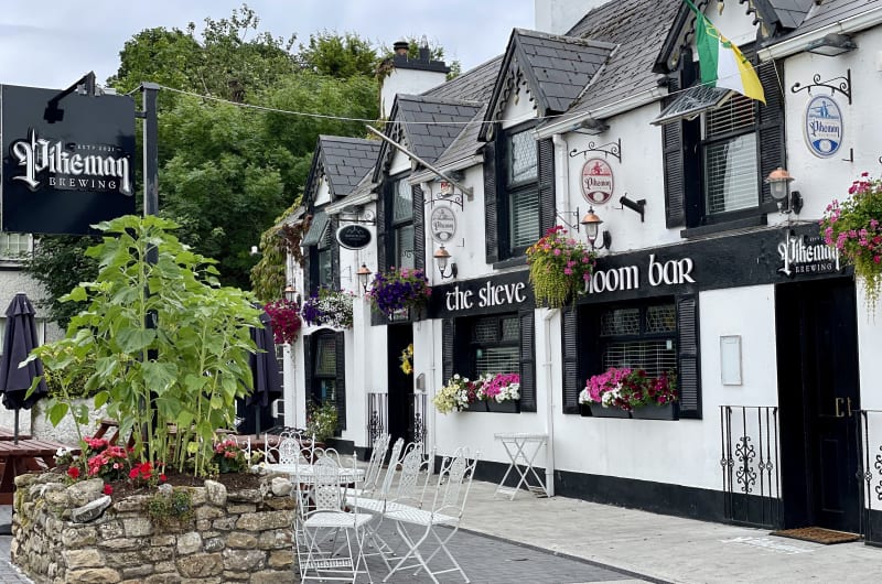 The Slieve Bloom Bar exterior with Pikeman Brewing slxwga