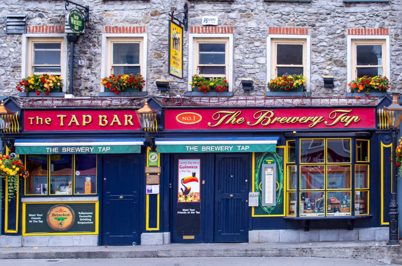 Traditional Irish pub The Brewery Tap storefront l09qh0