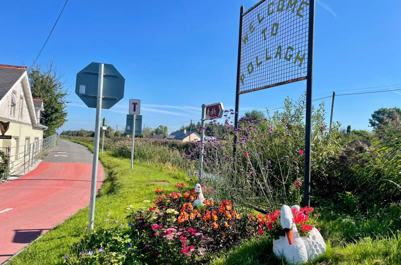 Welcome To Pollagh Sign With Flower Swan Planters rselrn