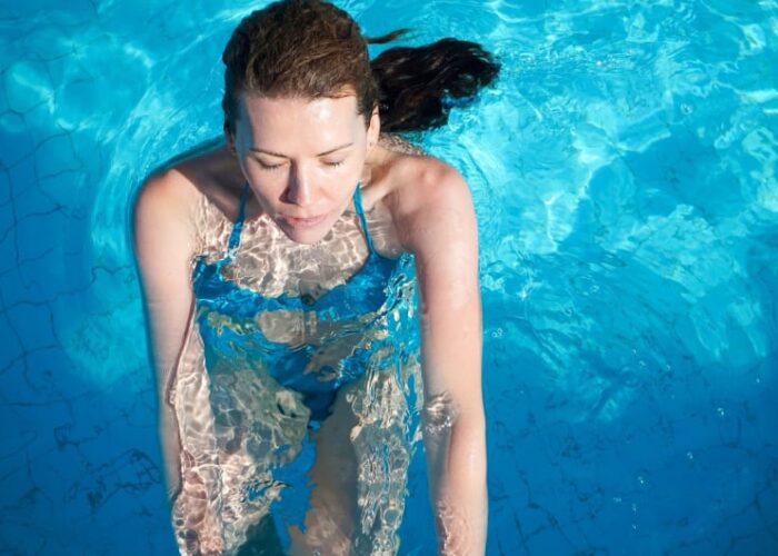 Woman In Blue Bikini Swimming In Pool ydckzk