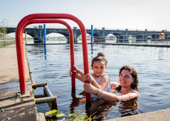 Woman and child swimming near Banagher Bridge m7nxzb
