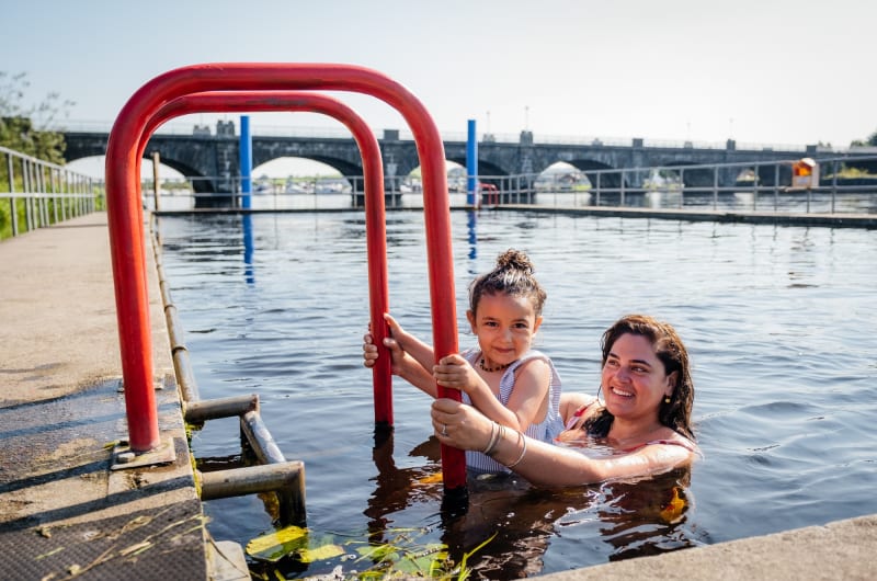 Woman and child swimming near Banagher Bridge m7nxzb