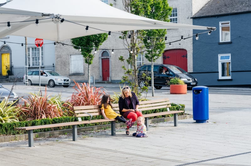 Woman and children sitting on wooden bench yp36kg