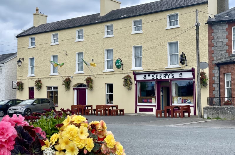 Yellow Building Of Seerys Pub With Irish Flags huqeob