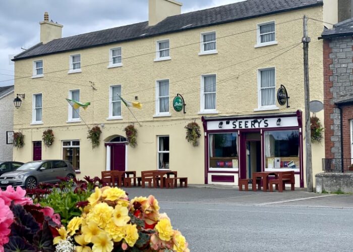 Yellow Building Seerys Pub Exterior And Flowers enz6u3