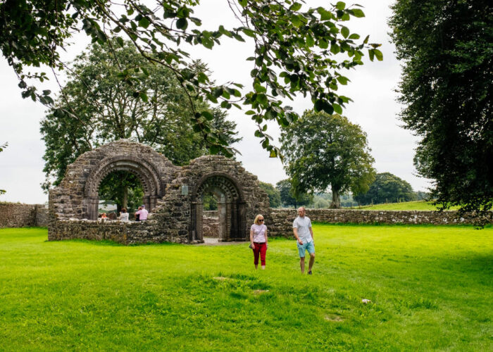 header couple visiting ruin