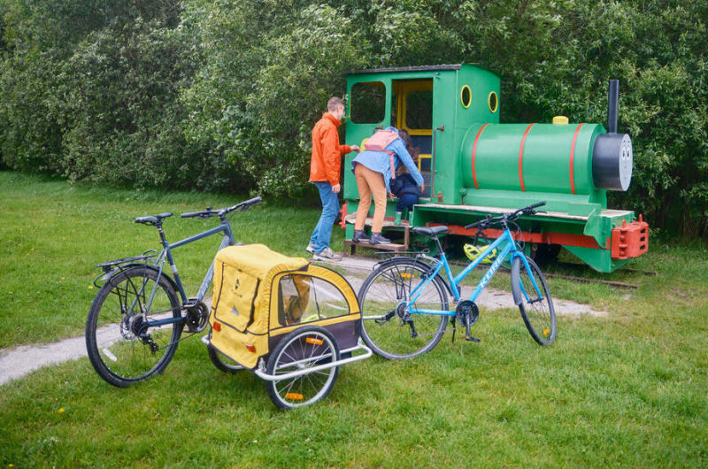 Family With Bikes And Trailer By Toy Train vfdmvw