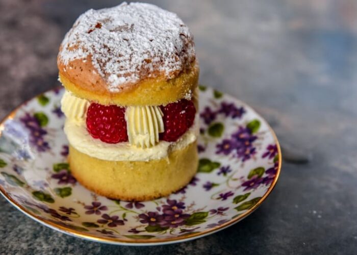 Small sponge cake with raspberries and cream szj87w
