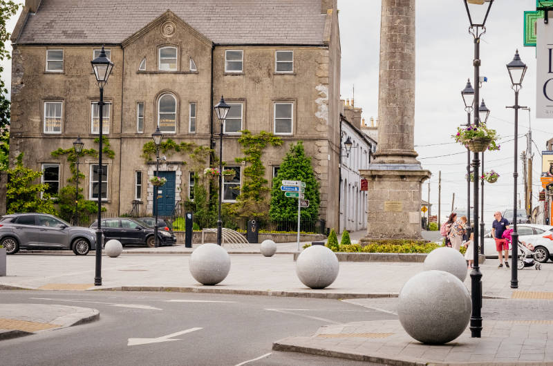birr town with sphereical sculpters on street