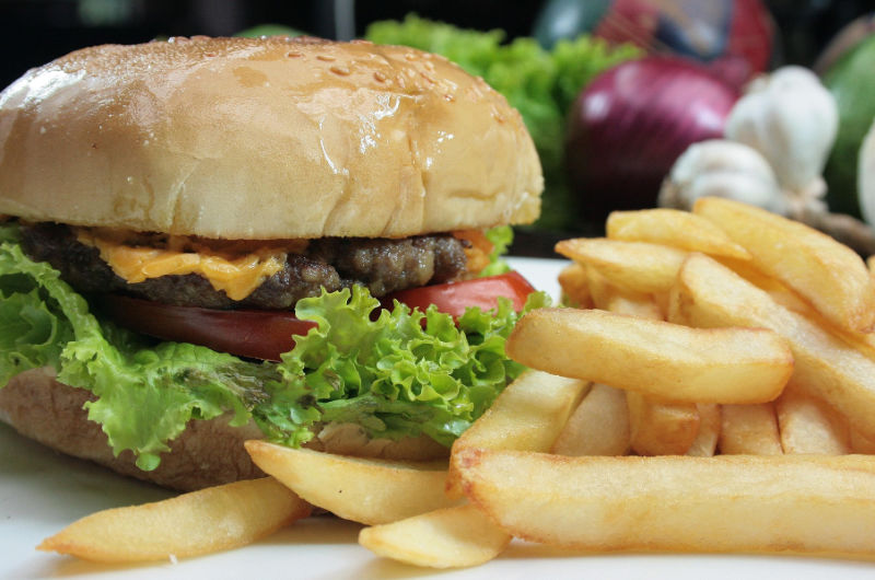cheese burger and chips