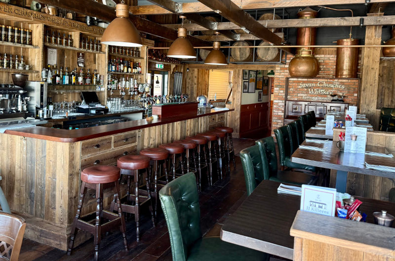 jj kileens bar and dinning area