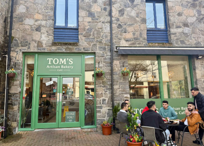 ouside toms artisan bakery cafe