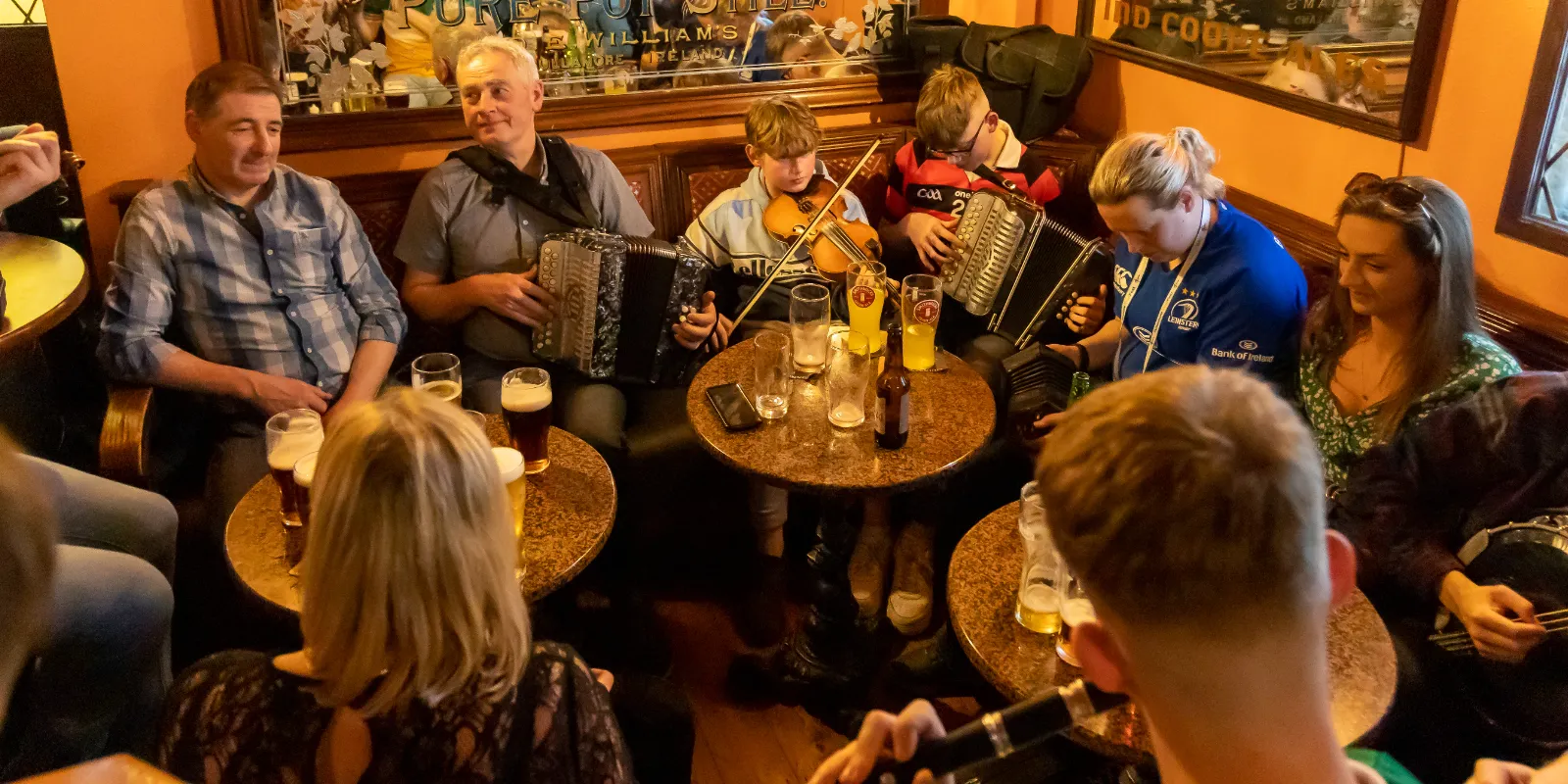 header Pubs and Music Venues group of musicians playing